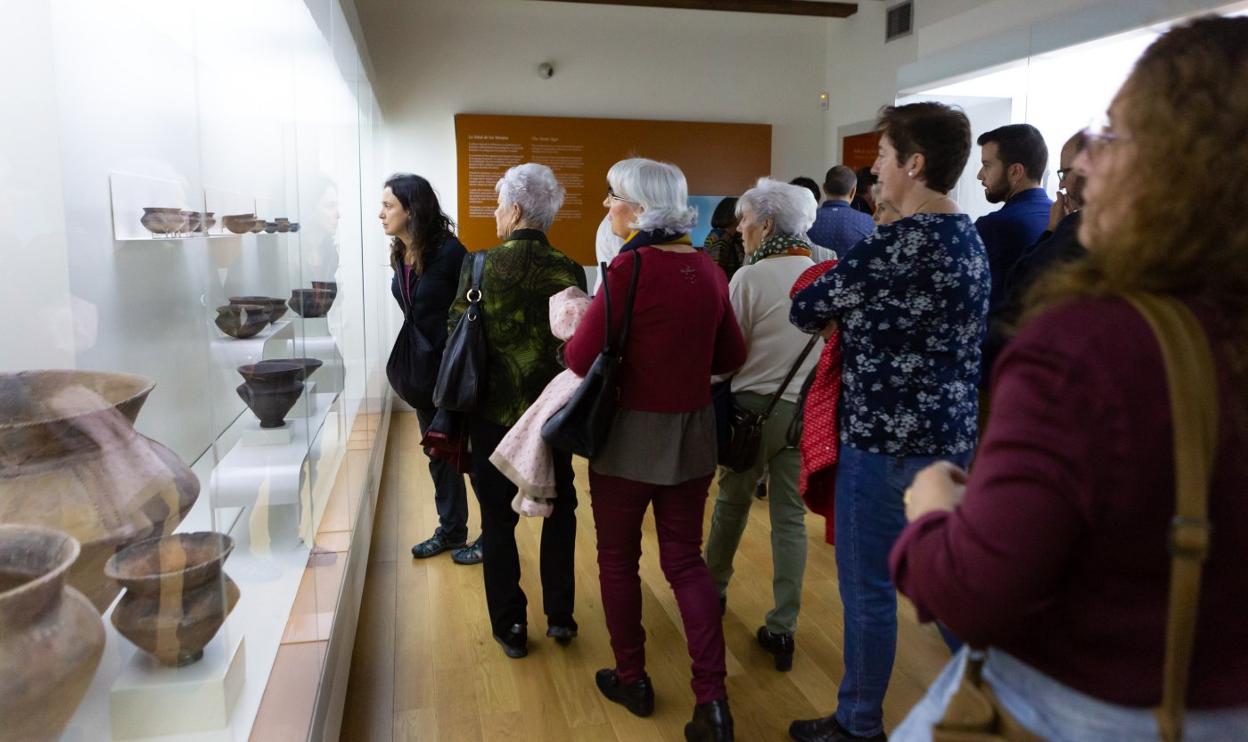 Público que acudió ayer tarde a la actividad '¡Bebamos!' celebrada en el Museo de La Rioja