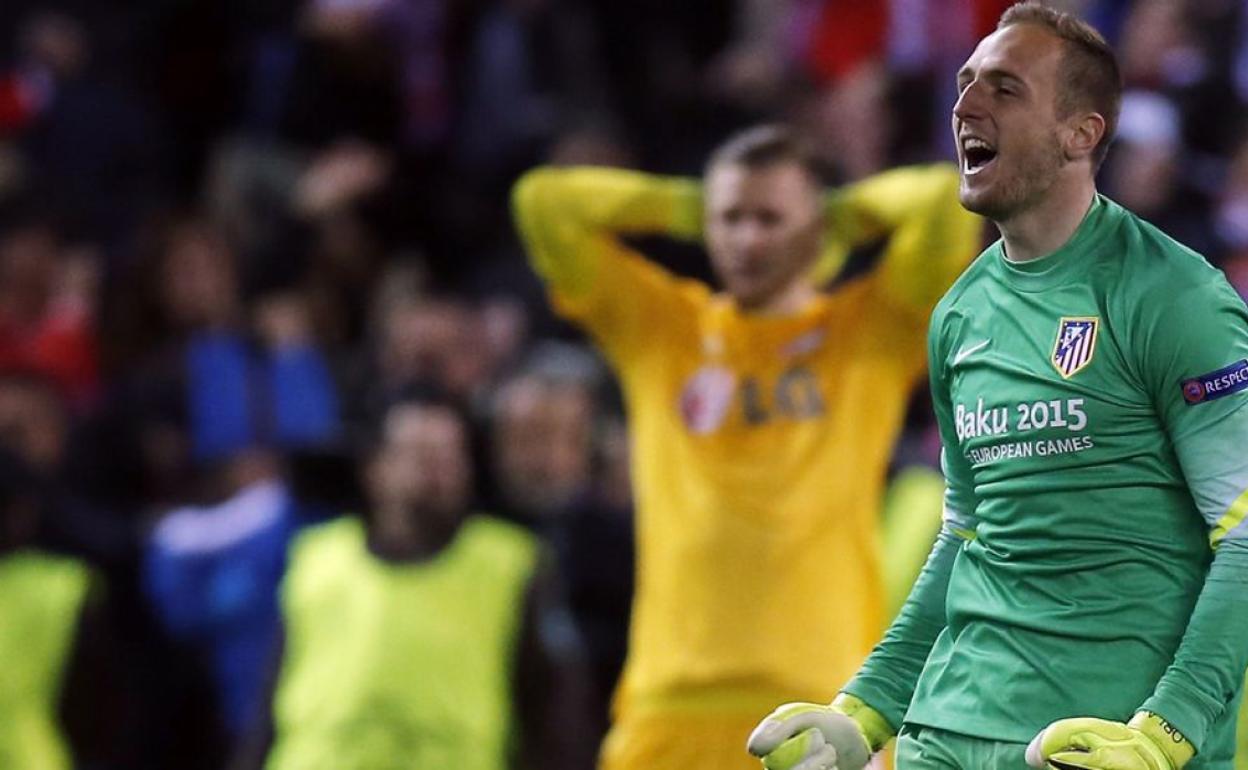 Jan Oblak celebrando la clasificación del Atlético ante el Leverkusen tras parar el último penalti.