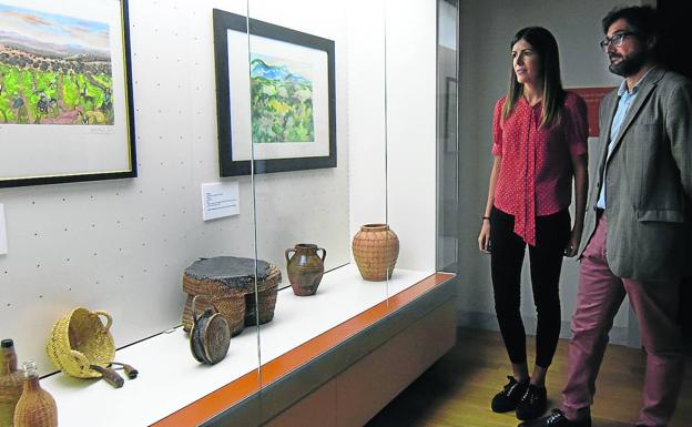 María Eugenia Santos y Eduardo Díez ante las dos litografías de Menchu Gal cedidas por el Museo Vivanco