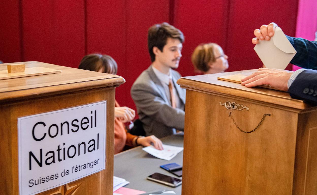 Una de las urnas de las elecciones en Suiza.