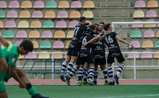 Los jugadores del Haro celebran uno de sus goles