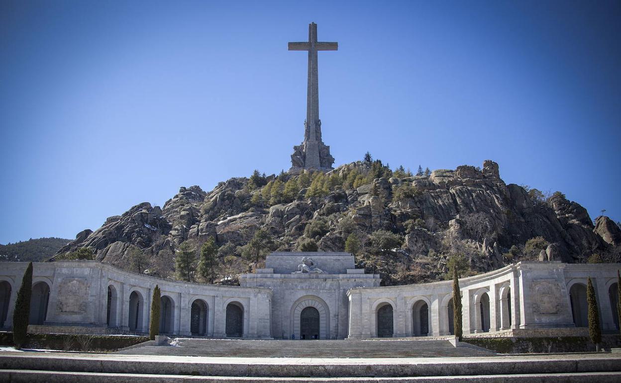 Plaza principal de la Basílica del Valle de los Caídos, en Cuelga Muros (Madrid).