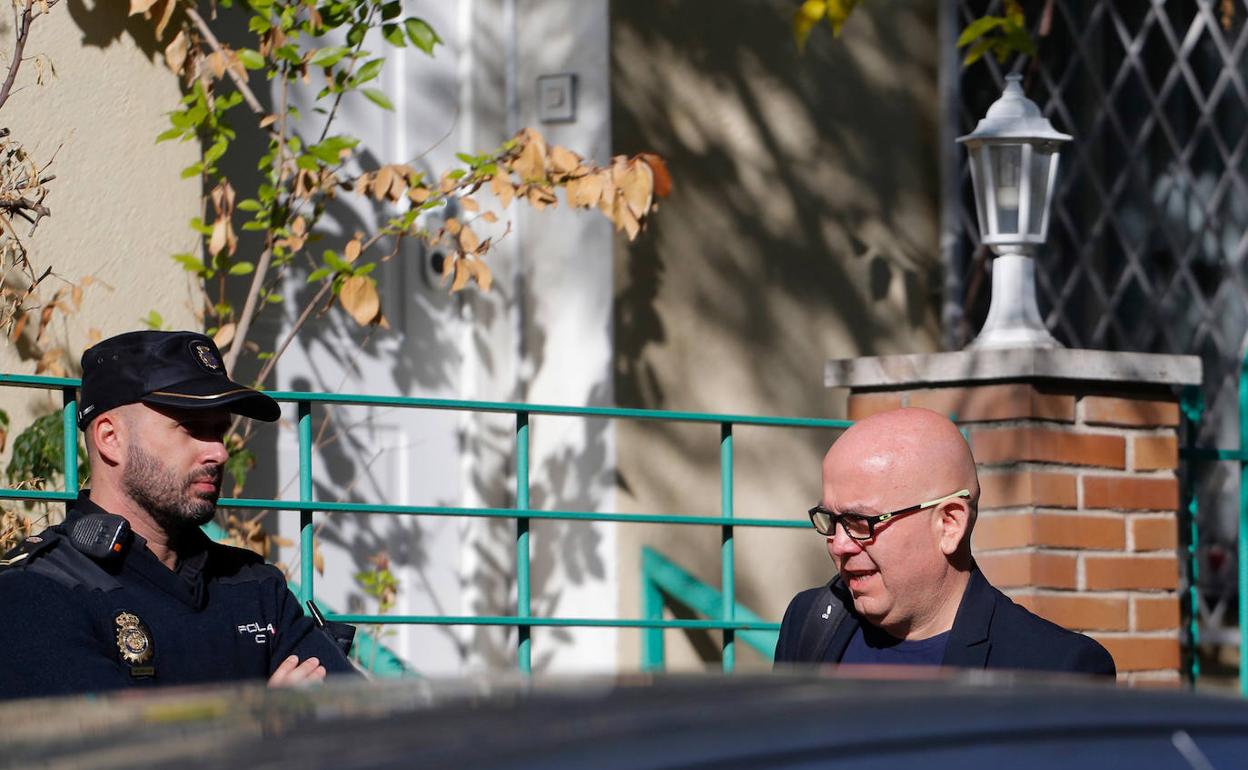 El abogado Gonzalo Boye llega a su despacho, donde la Policía realizaba un registro.