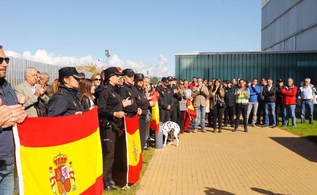 Concentración de apoyo en señal de apoyo a sus compañeros destinados en Cataluña.