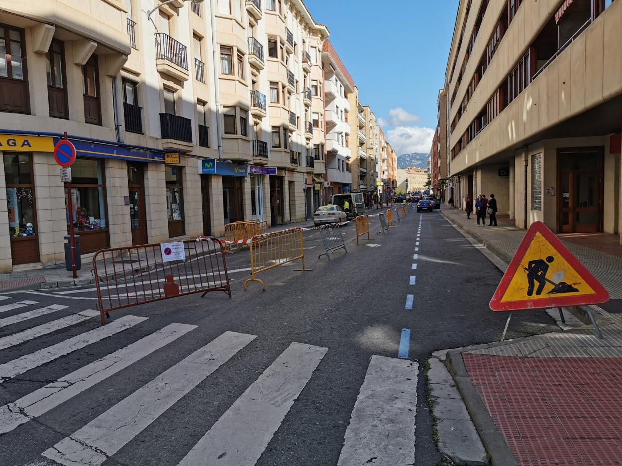 El lado izquierdo de la avenida de La Rioja cambiará la disposición de sus aparcamientos. 