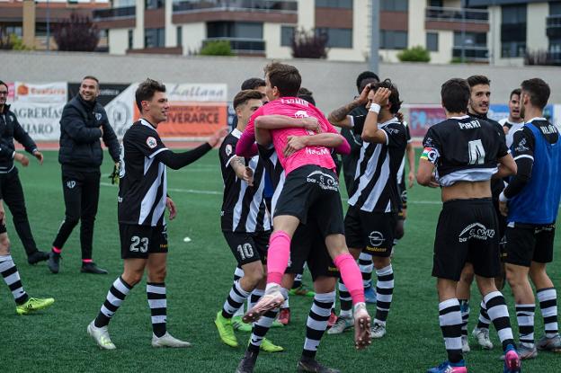 Celebración de los jugadores del Haro tras su victoria contra la Real Sociedad B. :: DONÉZAR