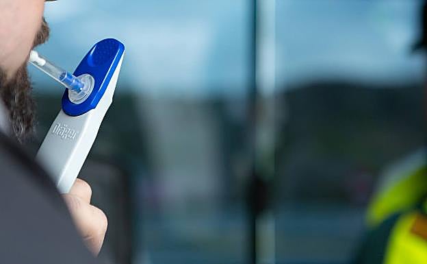 Imagen de archivo de un conductor sometiéndose a un control de dorgas de la Guardia Civil. 