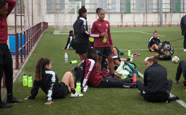 Jade Boho, junto a sus compañeras durante el entrenamiento de este miércoles del EDF Logroño.