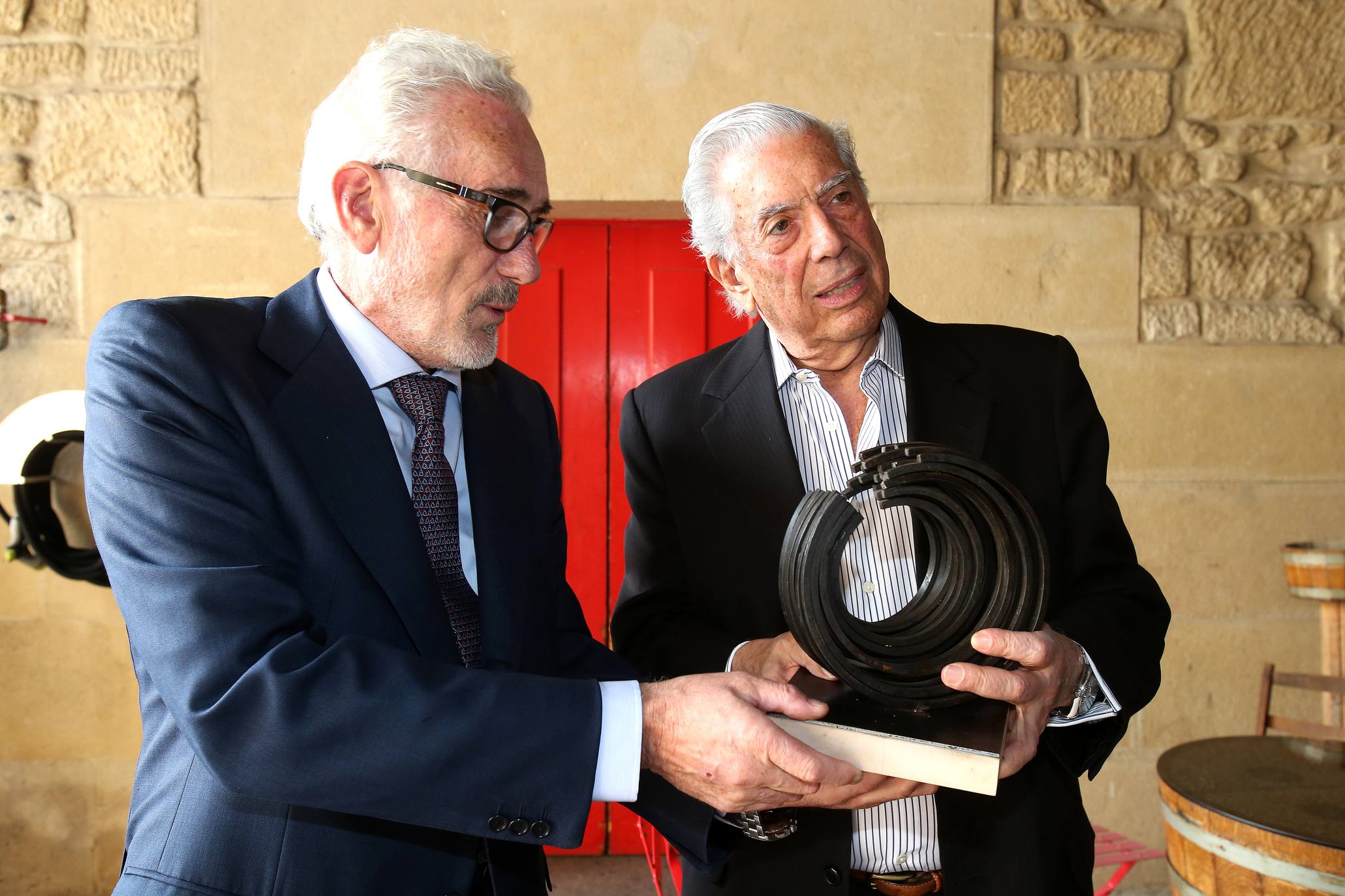 Vargas Llosa acude a Bodegas López de Heredia en su visita a La Rioja para Futuro en Español