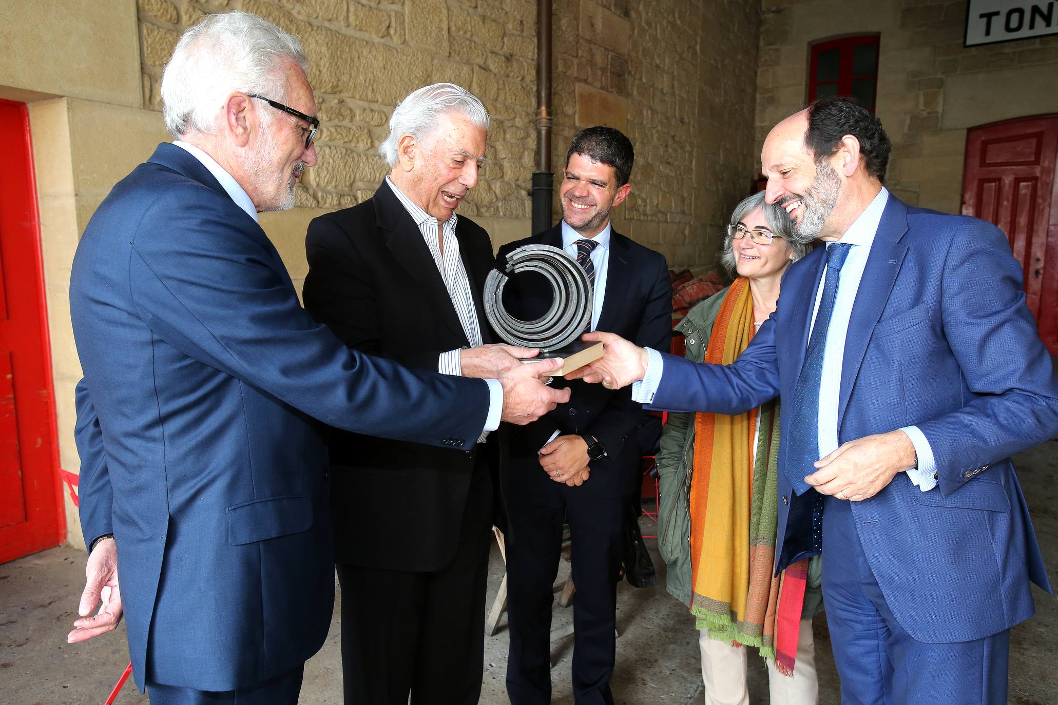 Vargas Llosa acude a Bodegas López de Heredia en su visita a La Rioja para Futuro en Español