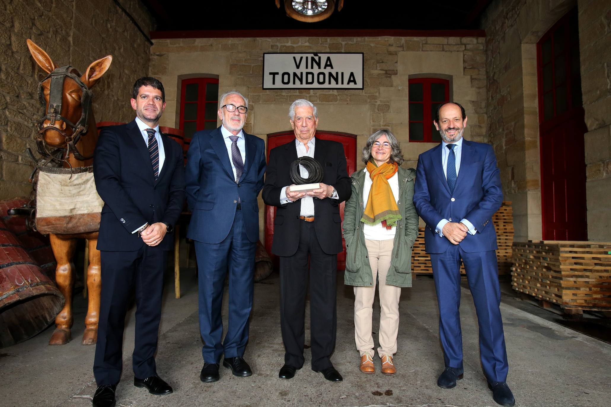 Vargas Llosa acude a Bodegas López de Heredia en su visita a La Rioja para Futuro en Español