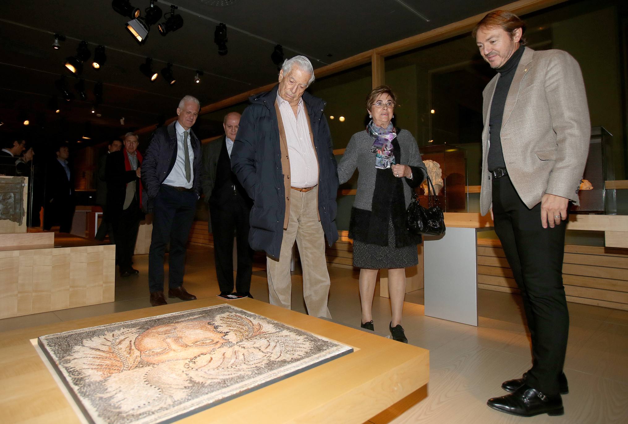 El Nobel hispano-peruano, Mario Vargas Llosa, visitó el martes el Museo Vivanco. El escritor abrirá este miércoles en Logroño la novena edición de Futuro en Español, que reunirá además a una veintena de expertos para debatir sobre 'Educación y transformación digital'