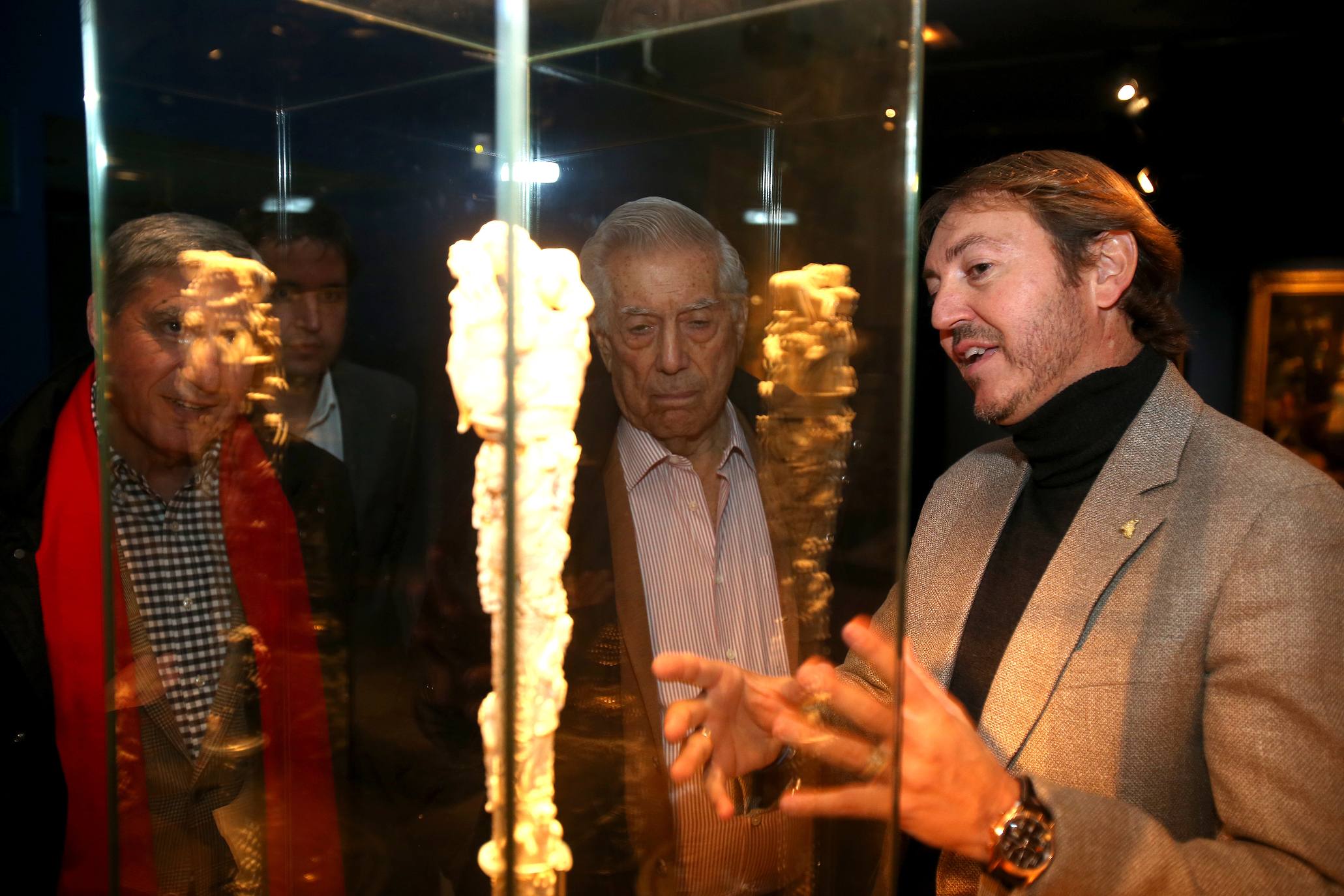 El Nobel hispano-peruano, Mario Vargas Llosa, visitó el martes el Museo Vivanco. El escritor abrirá este miércoles en Logroño la novena edición de Futuro en Español, que reunirá además a una veintena de expertos para debatir sobre 'Educación y transformación digital'