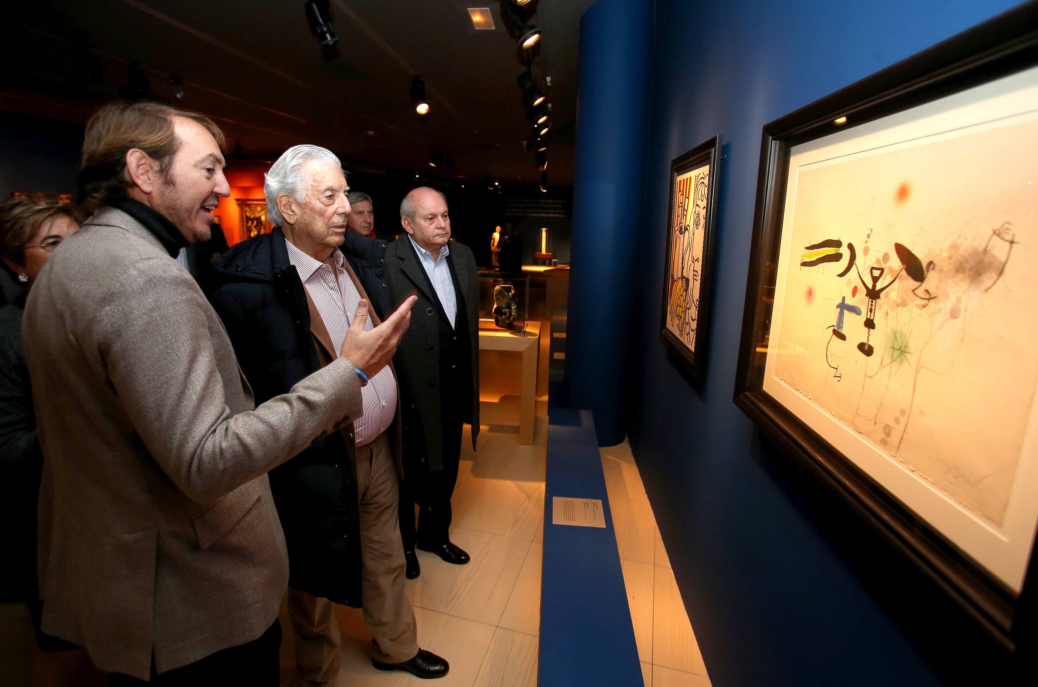 El Nobel hispano-peruano, Mario Vargas Llosa, visitó el martes el Museo Vivanco. El escritor abrirá este miércoles en Logroño la novena edición de Futuro en Español, que reunirá además a una veintena de expertos para debatir sobre 'Educación y transformación digital'