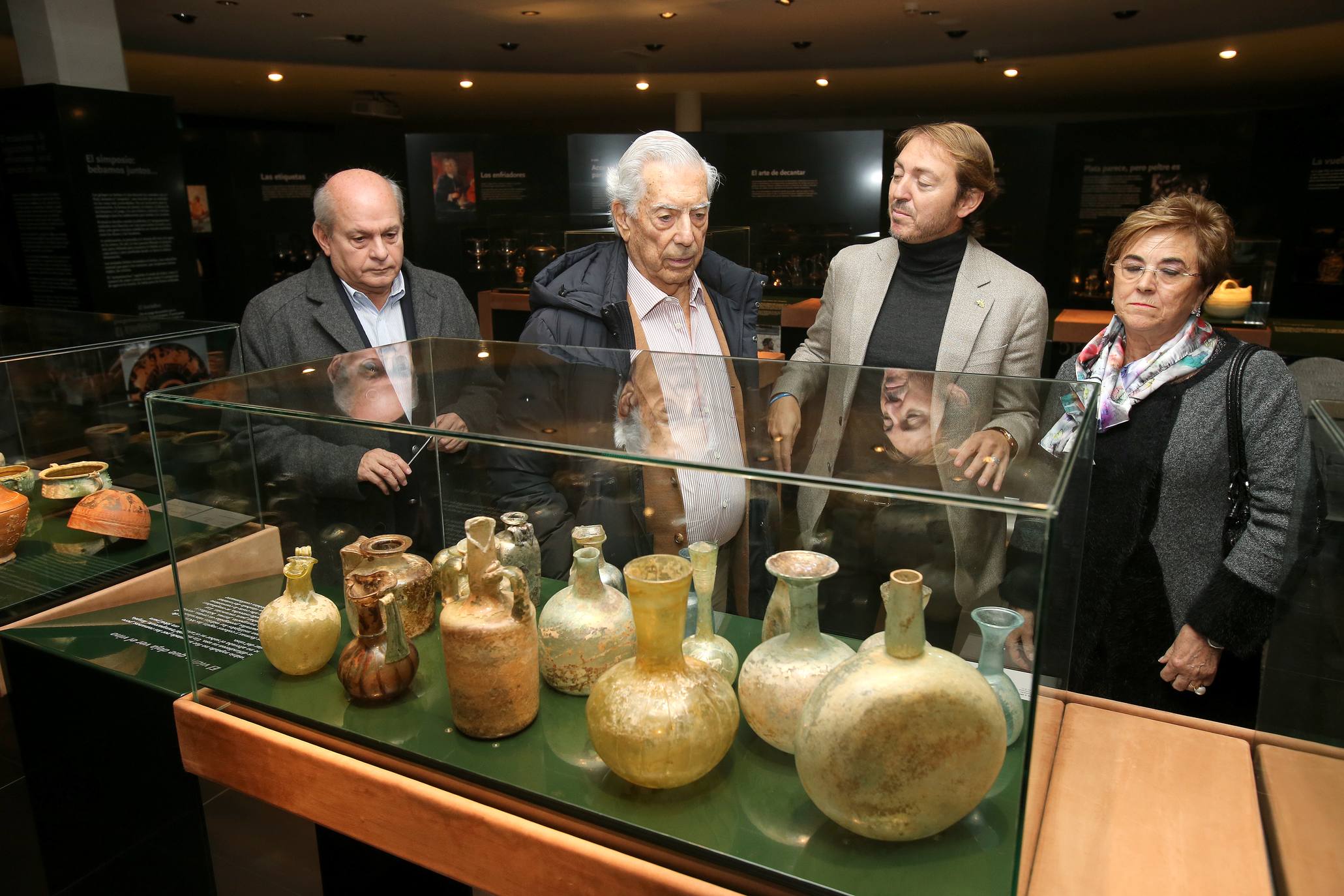 El Nobel hispano-peruano, Mario Vargas Llosa, visitó el martes el Museo Vivanco. El escritor abrirá este miércoles en Logroño la novena edición de Futuro en Español, que reunirá además a una veintena de expertos para debatir sobre 'Educación y transformación digital'