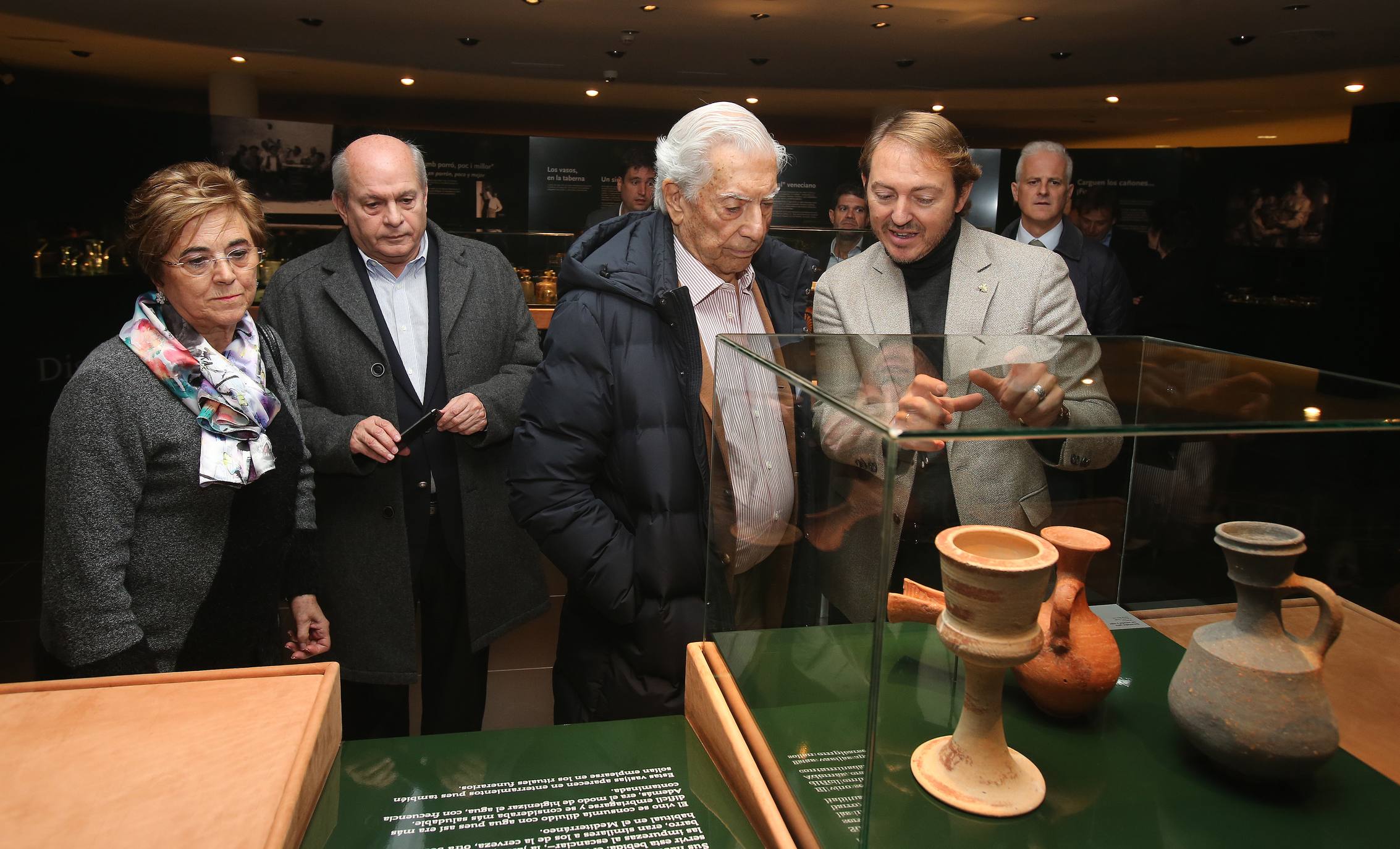 El Nobel hispano-peruano, Mario Vargas Llosa, visitó el martes el Museo Vivanco. El escritor abrirá este miércoles en Logroño la novena edición de Futuro en Español, que reunirá además a una veintena de expertos para debatir sobre 'Educación y transformación digital'