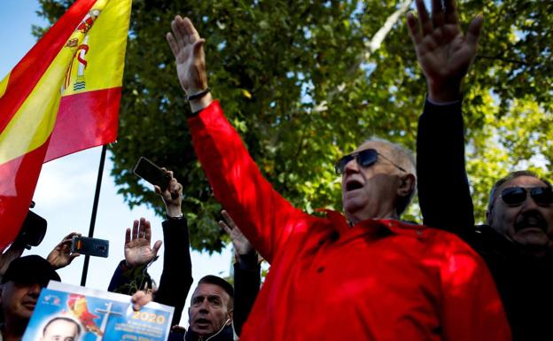 Simpatizantes del franquismo con el brazo en alto. 