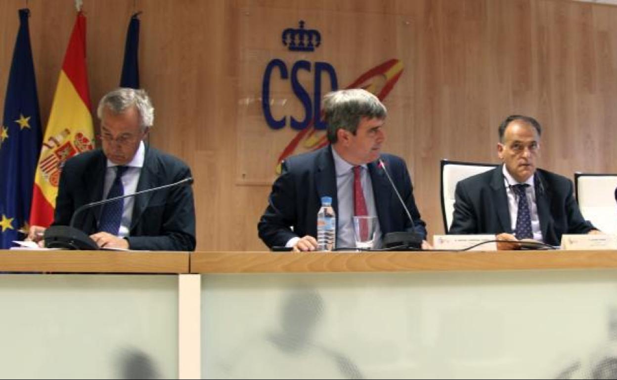 Javier Tebas (d), junto al anterior presidente del CSD, Miguel Cardenal. 