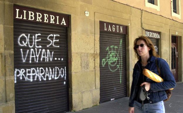 La librería donostiarra Lagun en 2001, poco antes de trasladarse de la Parte Vieja al barrio de Amara.