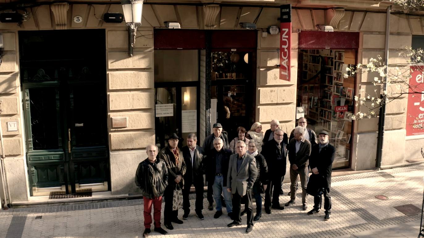 Algunos de los participantes en el documental fotografiados a las puertas de la librería Lagun.