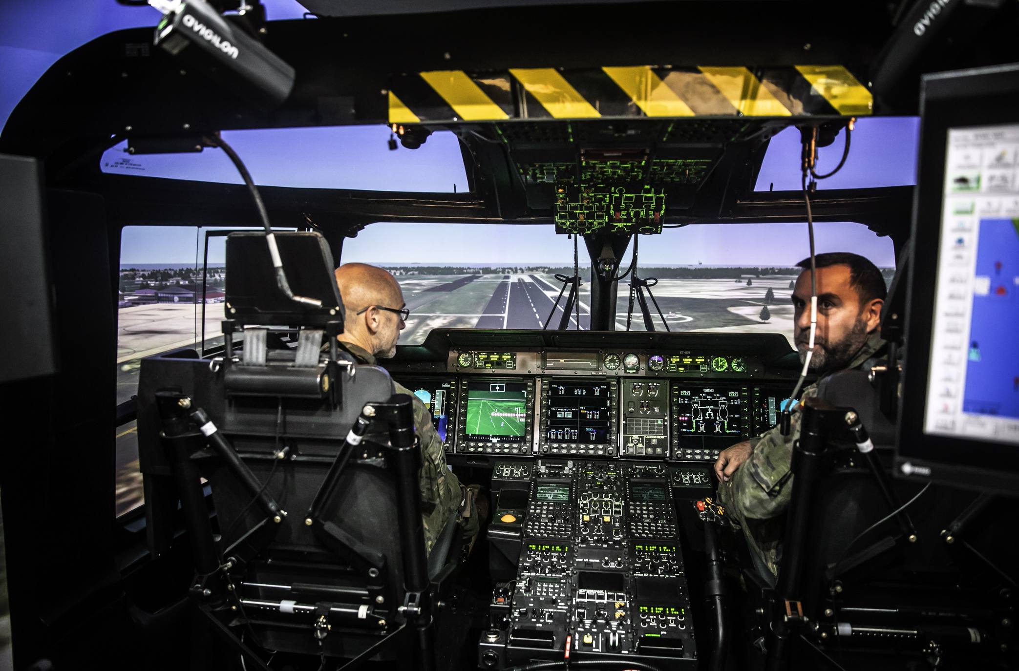 El Ejército de Tierra ha incorporado a la base de helicópteros de Agoncillo (La Rioja) el primer simulador de vuelo, del NH-90, con el que podrán trabajar de forma interconectada con otras escuelas de pilotos de este cuerpo y, en el futuro, del Ejército del Aire y de la Armada.