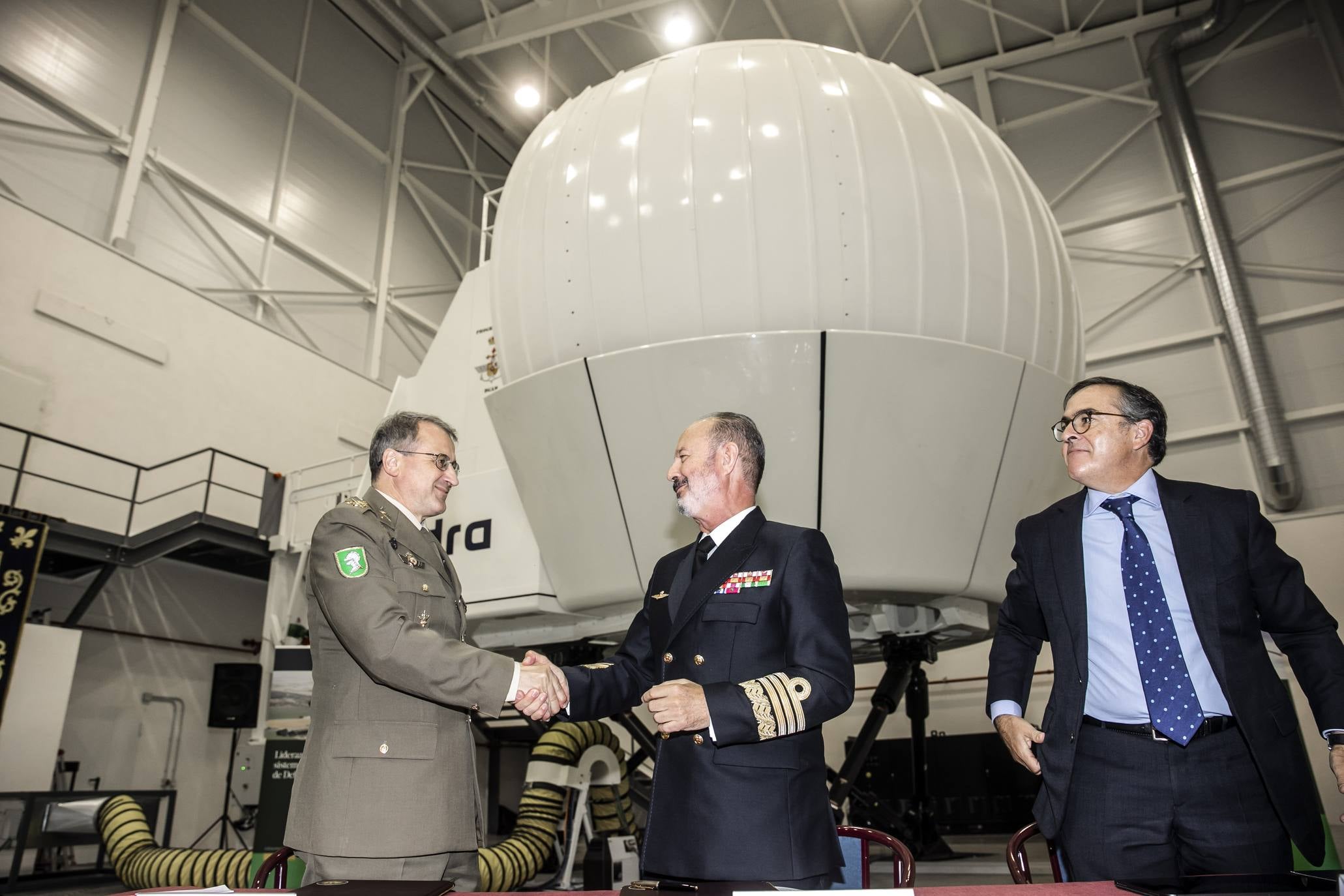 El Ejército de Tierra ha incorporado a la base de helicópteros de Agoncillo (La Rioja) el primer simulador de vuelo, del NH-90, con el que podrán trabajar de forma interconectada con otras escuelas de pilotos de este cuerpo y, en el futuro, del Ejército del Aire y de la Armada.