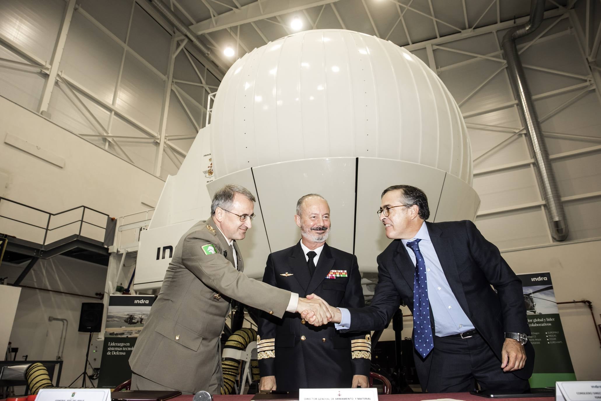 El Ejército de Tierra ha incorporado a la base de helicópteros de Agoncillo (La Rioja) el primer simulador de vuelo, del NH-90, con el que podrán trabajar de forma interconectada con otras escuelas de pilotos de este cuerpo y, en el futuro, del Ejército del Aire y de la Armada.