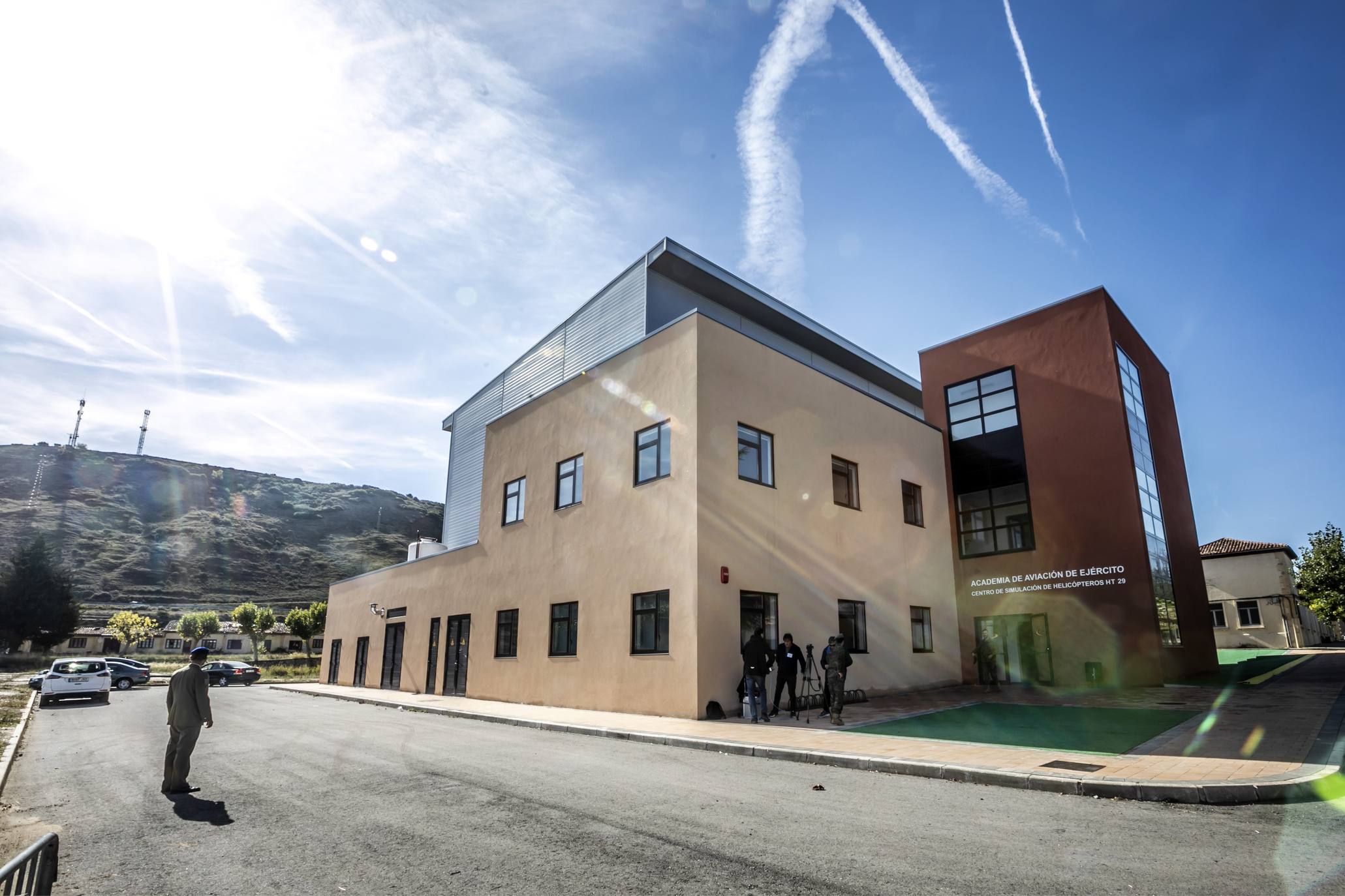 El Ejército de Tierra ha incorporado a la base de helicópteros de Agoncillo (La Rioja) el primer simulador de vuelo, del NH-90, con el que podrán trabajar de forma interconectada con otras escuelas de pilotos de este cuerpo y, en el futuro, del Ejército del Aire y de la Armada.