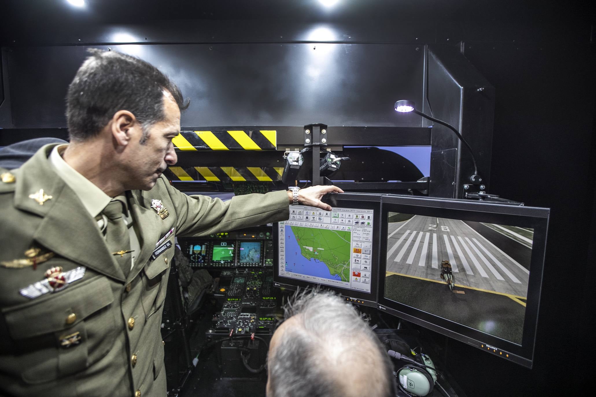 El Ejército de Tierra ha incorporado a la base de helicópteros de Agoncillo (La Rioja) el primer simulador de vuelo, del NH-90, con el que podrán trabajar de forma interconectada con otras escuelas de pilotos de este cuerpo y, en el futuro, del Ejército del Aire y de la Armada.