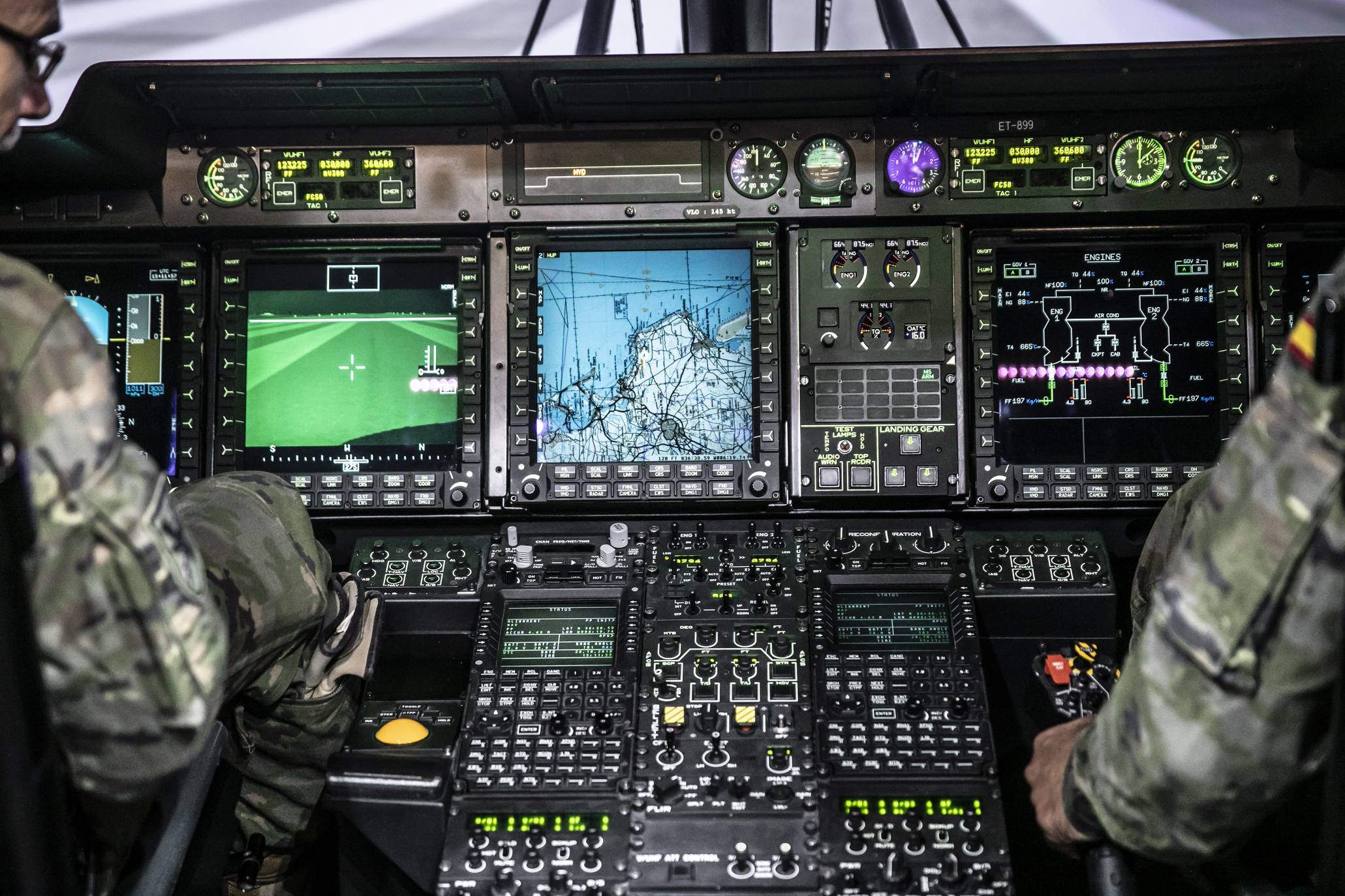 El Ejército de Tierra ha incorporado a la base de helicópteros de Agoncillo (La Rioja) el primer simulador de vuelo, del NH-90, con el que podrán trabajar de forma interconectada con otras escuelas de pilotos de este cuerpo y, en el futuro, del Ejército del Aire y de la Armada.