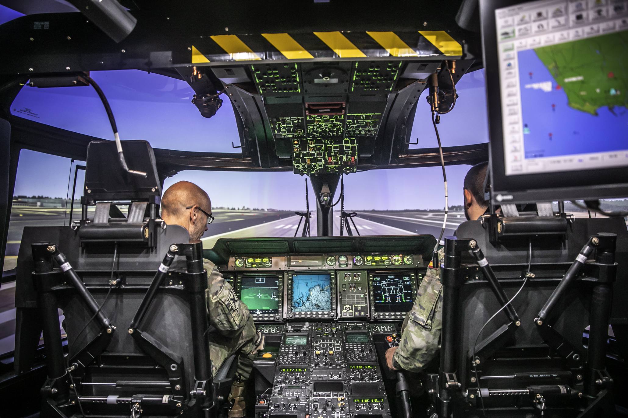 El Ejército de Tierra ha incorporado a la base de helicópteros de Agoncillo (La Rioja) el primer simulador de vuelo, del NH-90, con el que podrán trabajar de forma interconectada con otras escuelas de pilotos de este cuerpo y, en el futuro, del Ejército del Aire y de la Armada.