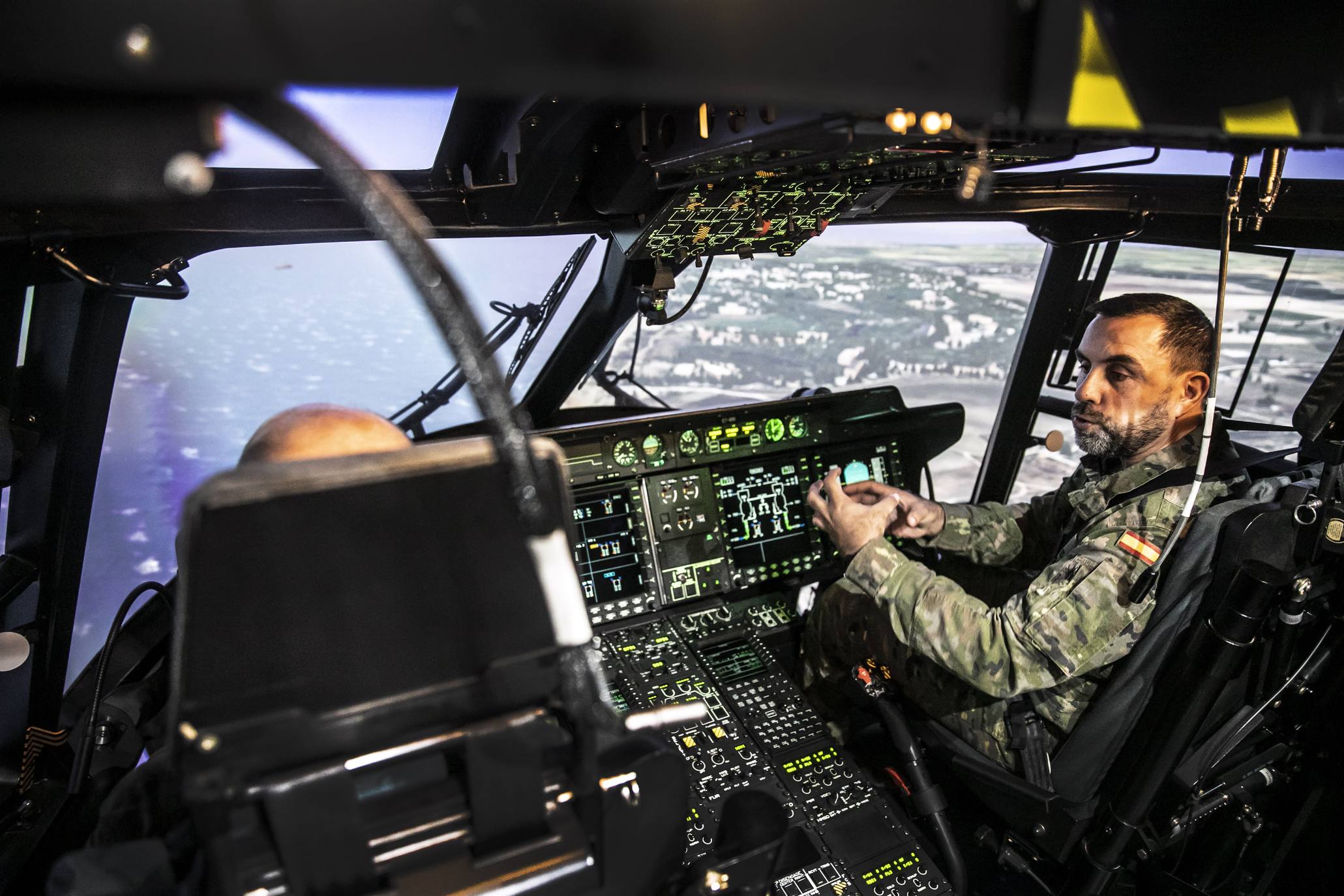 El Ejército de Tierra ha incorporado a la base de helicópteros de Agoncillo (La Rioja) el primer simulador de vuelo, del NH-90, con el que podrán trabajar de forma interconectada con otras escuelas de pilotos de este cuerpo y, en el futuro, del Ejército del Aire y de la Armada.