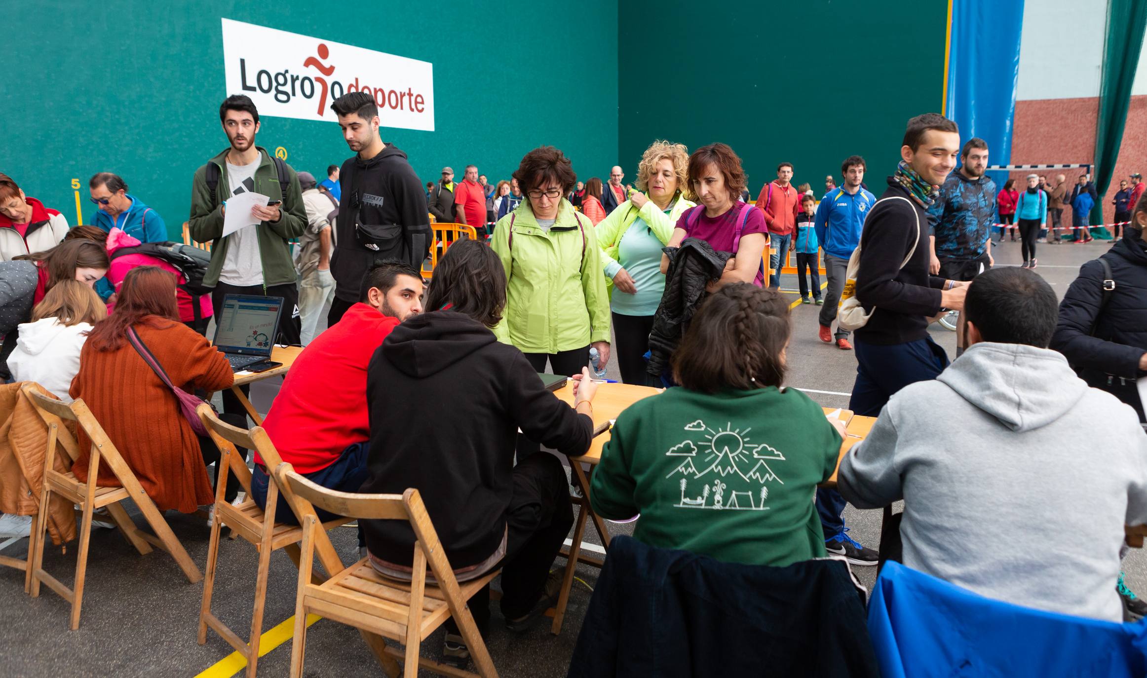 Los marchosos tienen que completar un recorrido llano de 19 kilómetros, desde la capital riojana hacia Villamediana de Iregua, Alberite y Lardero