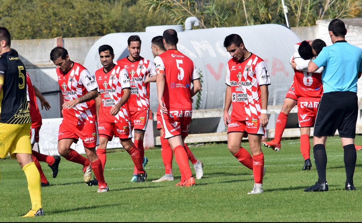 Los jugadores del Varea celebran uno de sus goles. 