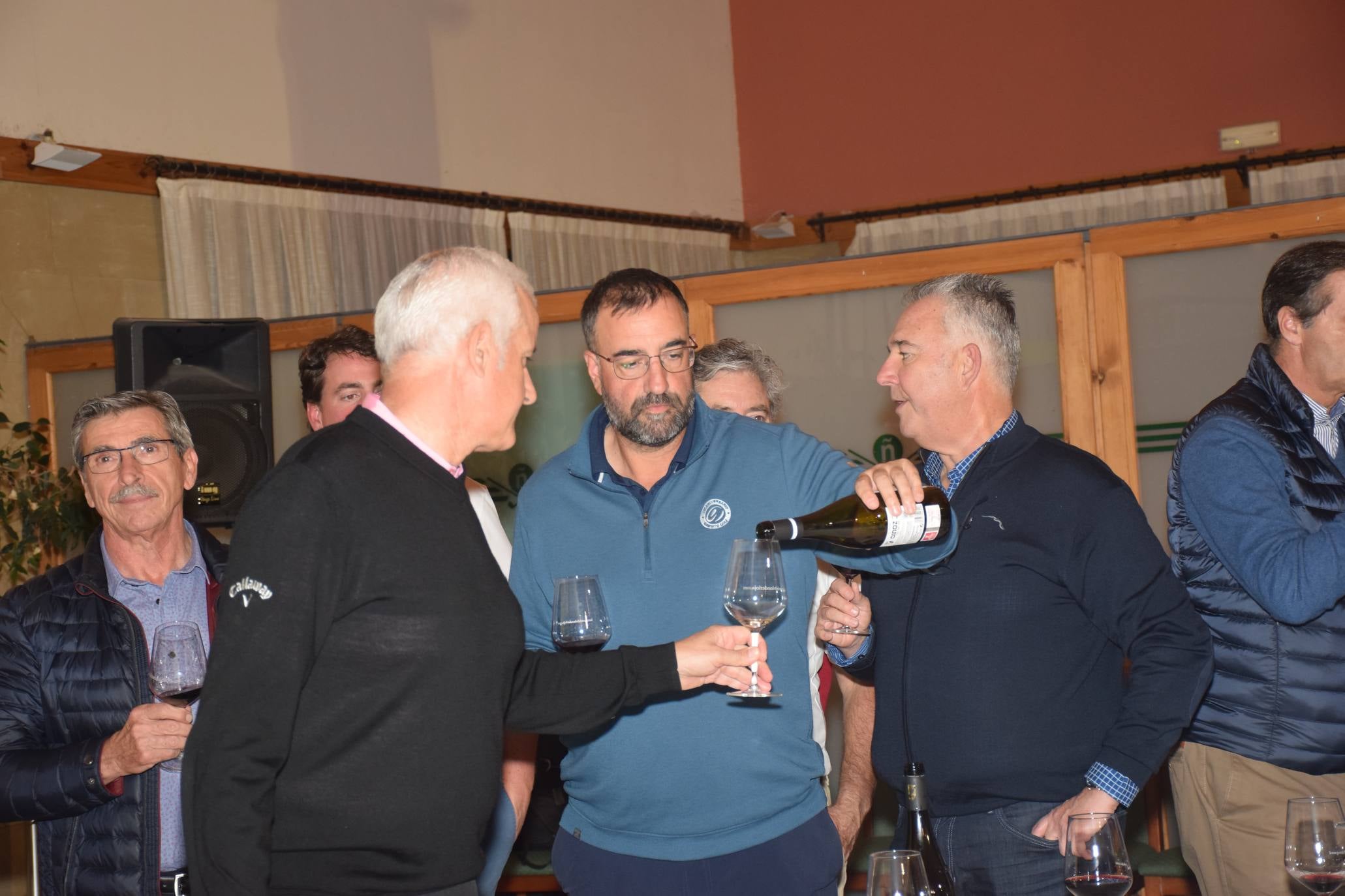 Los jugadores disfrutaron de la cata de dos vinos de Bodegas Carlos Moro antes de la entrega de premios.