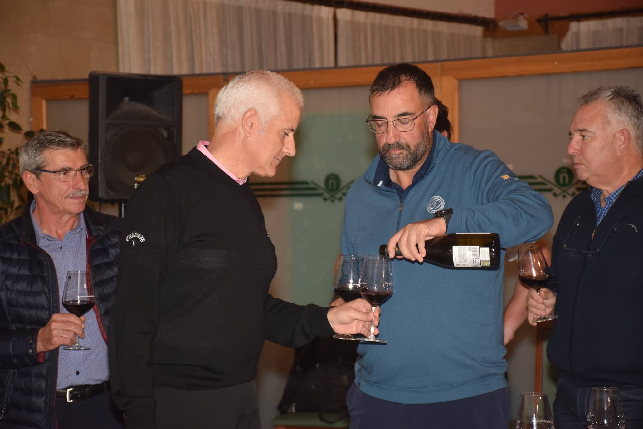 Los jugadores disfrutaron de la cata de dos vinos de Bodegas Carlos Moro antes de la entrega de premios.