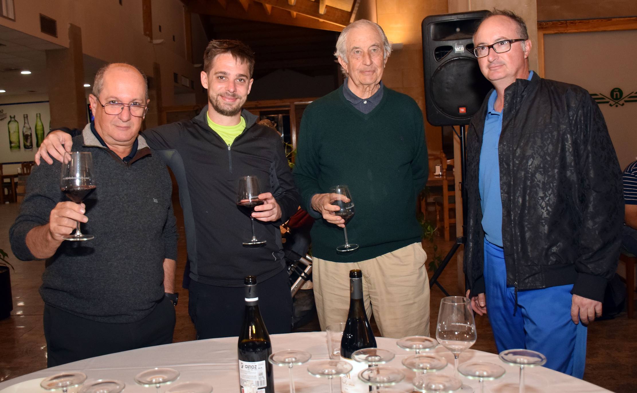 Los jugadores disfrutaron de la cata de dos vinos de Bodegas Carlos Moro antes de la entrega de premios.