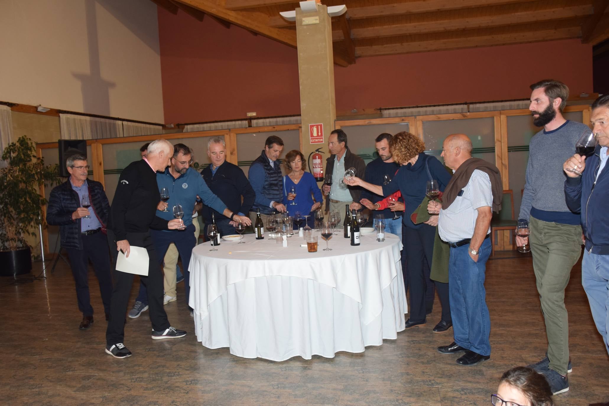 Los jugadores disfrutaron de la cata de dos vinos de Bodegas Carlos Moro antes de la entrega de premios.