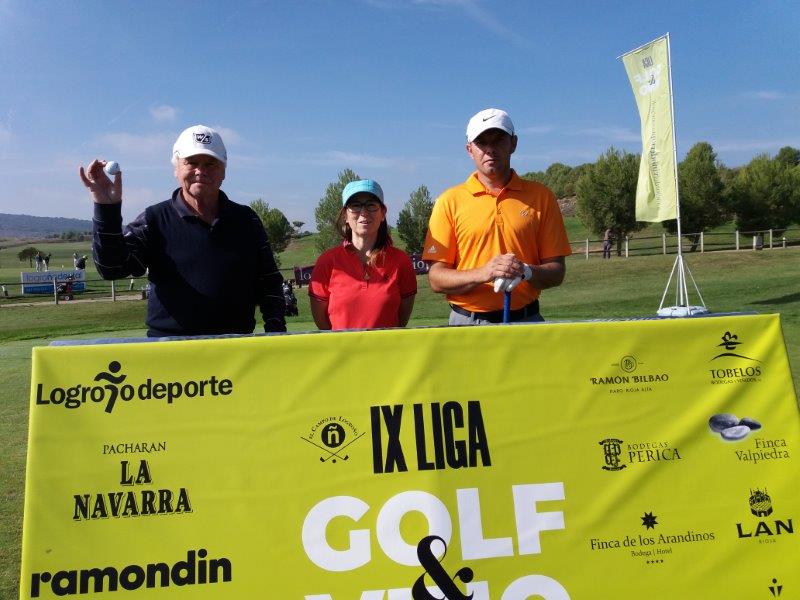 Los juadores posan en el punto de salida antes de comenzar el Torneo Carlos Moro, de la Liga de Golf y Vino.