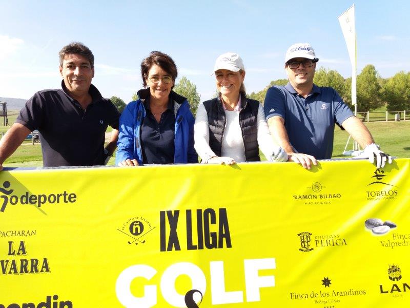 Los juadores posan en el punto de salida antes de comenzar el Torneo Carlos Moro, de la Liga de Golf y Vino.