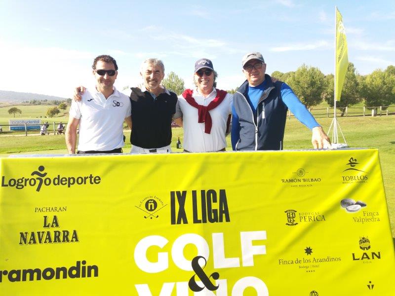 Los juadores posan en el punto de salida antes de comenzar el Torneo Carlos Moro, de la Liga de Golf y Vino.