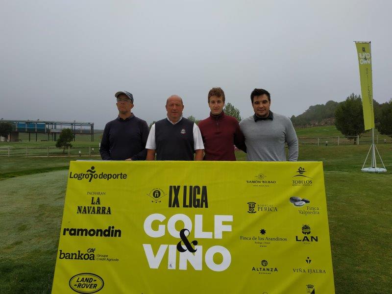 Los juadores posan en el punto de salida antes de comenzar el Torneo Carlos Moro, de la Liga de Golf y Vino.