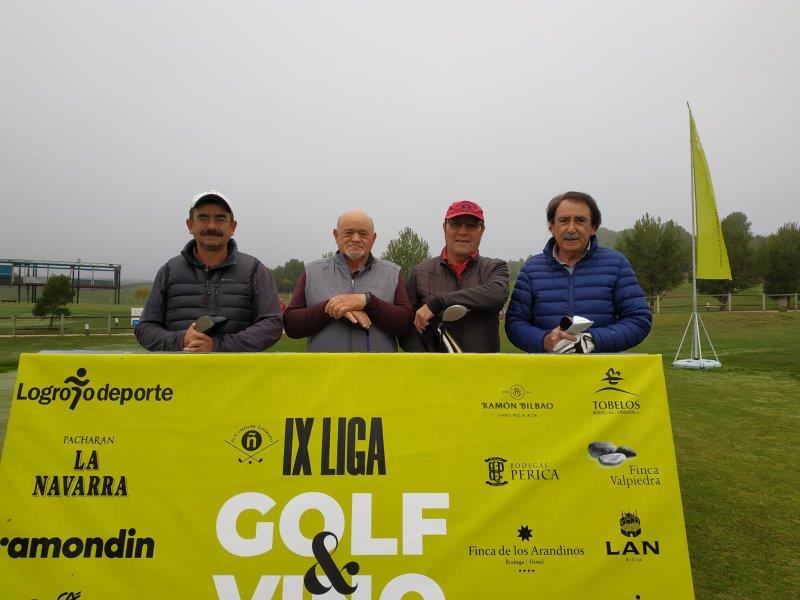 Los juadores posan en el punto de salida antes de comenzar el Torneo Carlos Moro, de la Liga de Golf y Vino.