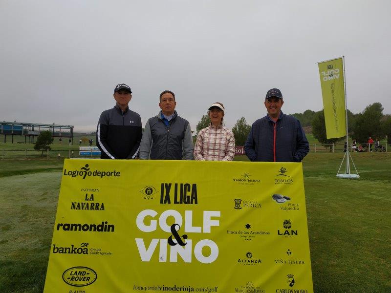 Los juadores posan en el punto de salida antes de comenzar el Torneo Carlos Moro, de la Liga de Golf y Vino.