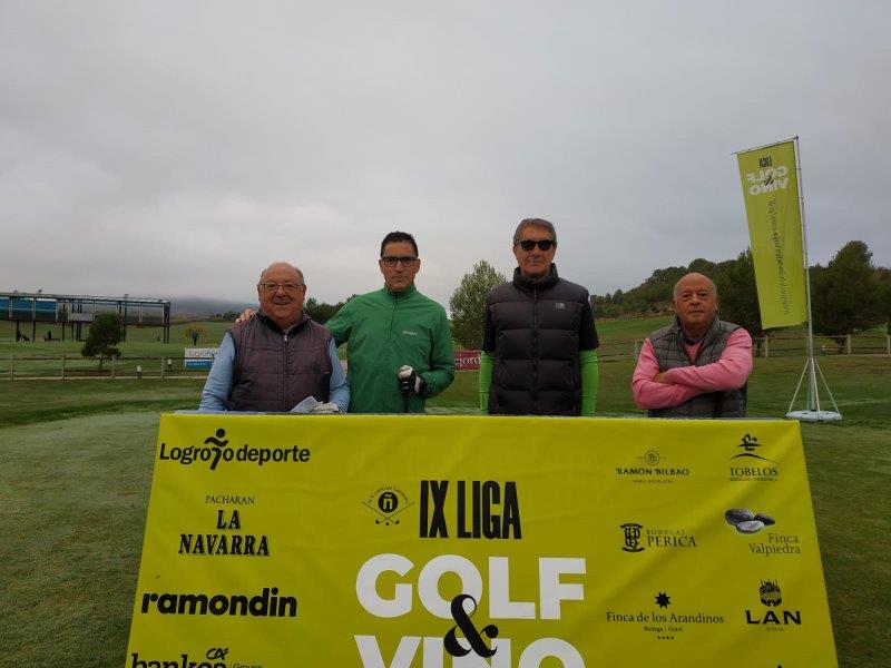 Los juadores posan en el punto de salida antes de comenzar el Torneo Carlos Moro, de la Liga de Golf y Vino.