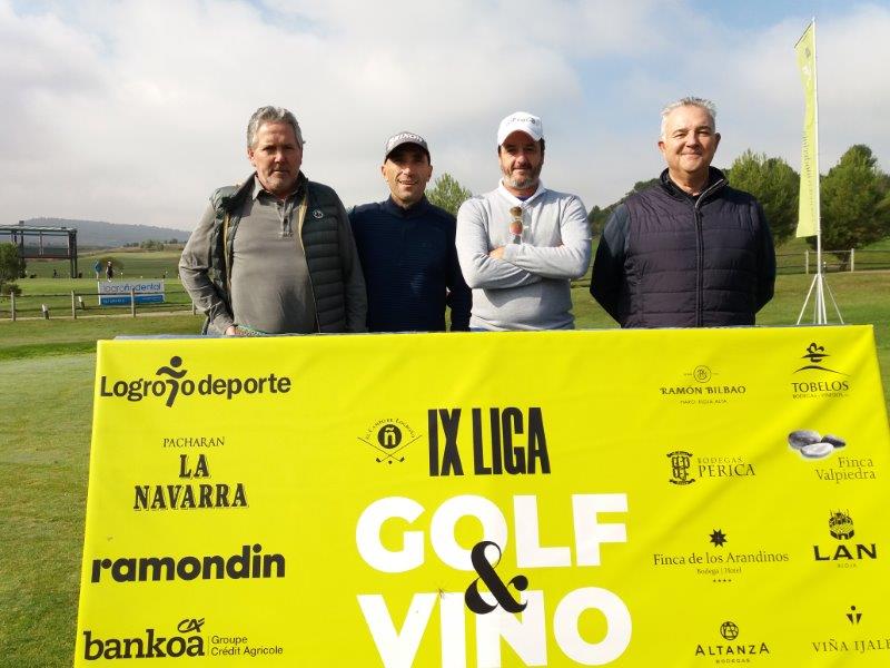 Los juadores posan en el punto de salida antes de comenzar el Torneo Carlos Moro, de la Liga de Golf y Vino.