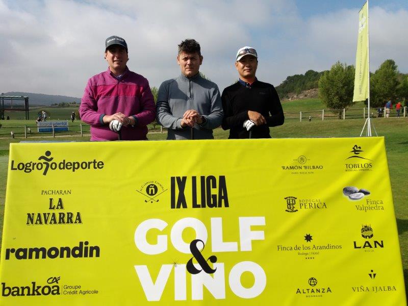 Los juadores posan en el punto de salida antes de comenzar el Torneo Carlos Moro, de la Liga de Golf y Vino.