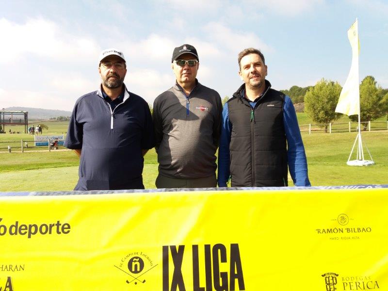 Los juadores posan en el punto de salida antes de comenzar el Torneo Carlos Moro, de la Liga de Golf y Vino.