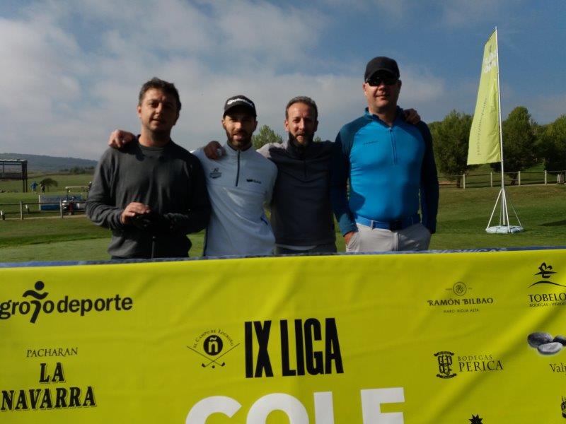 Los juadores posan en el punto de salida antes de comenzar el Torneo Carlos Moro, de la Liga de Golf y Vino.