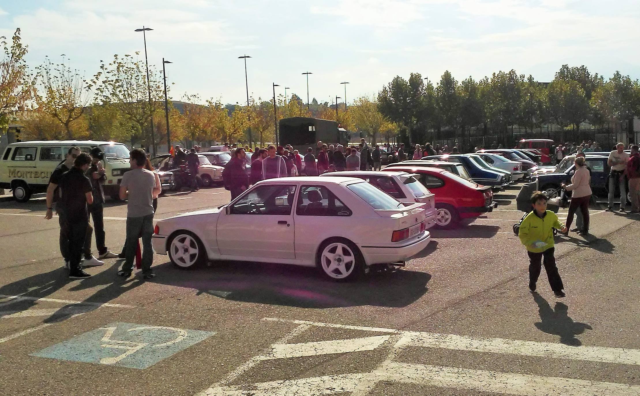 El aparcamiento del polideportivo municipal acogió el domingo la cuarta 'Quedada de los Amigos de los Clásicos de Villamediana de Iregua'. Entre los vehículos expuestos se pudo contemplar un camión de la UME.